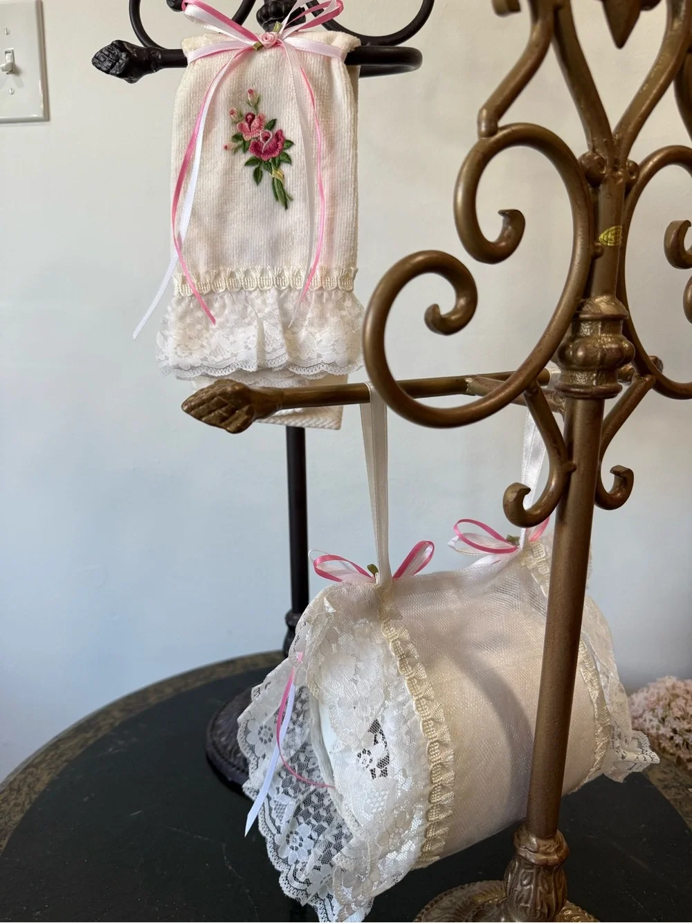 💐 Hand Crafted Floral Hand Towel with Matching Toilet Paper Sachet 💐